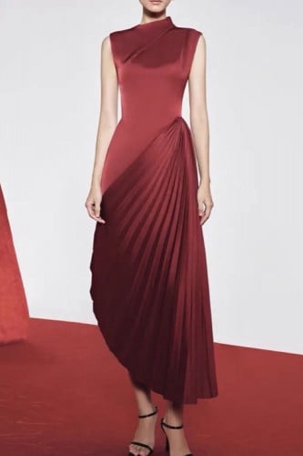 فستان عنابي مكسر مع الجنب بدون أكمام