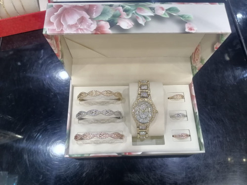 طقم ساعه واساور وخواتم