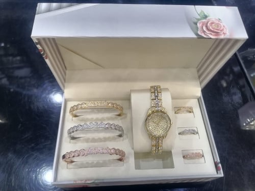 طقم ساعه نسائي خواتم واساور