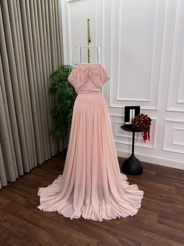 فستان باللون البينك