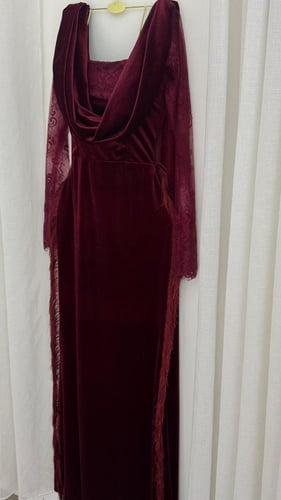 فستان دانتيل طويل