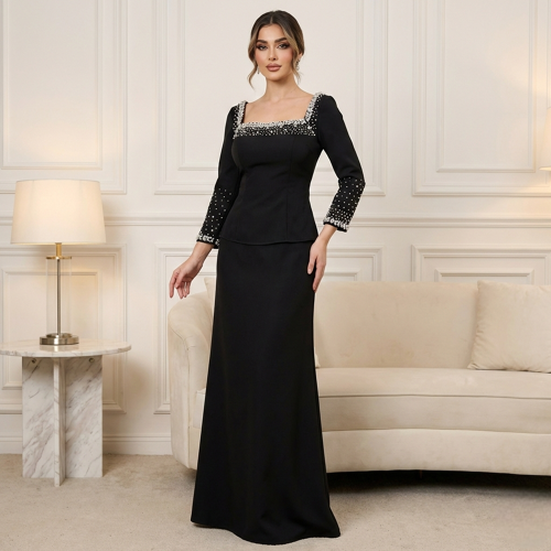 فستان اسود سواريه