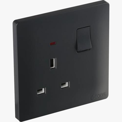 فيش ثلاثي مع مفتاح 13 امبير لون اسود بيانو