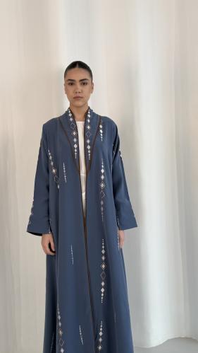 عباية كريب باربي أزرق هادئ برسومات مطرزة بخيوط حري...