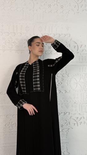 عباية كريب خفيف فخم بقماش مخطط وشك يدوي على الصدر