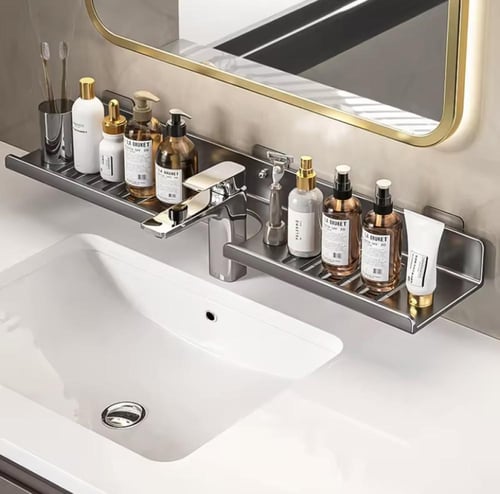 رف حمام يُثبّت على الحائط بفتحات مُصمّمة لتنظيم أغ...