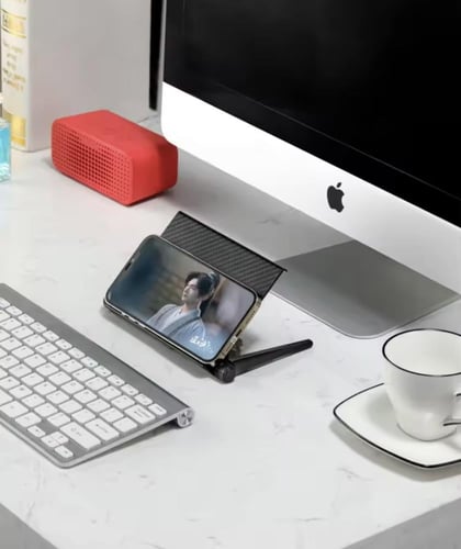 رف أنيق مصنوع من ألياف الكربون مصمم ليتم تثبيته في...