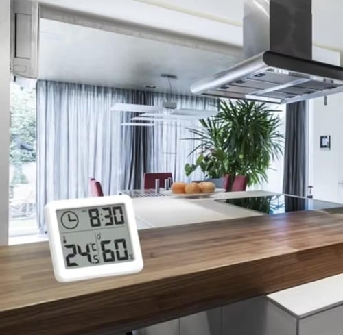 ساعة حائط رقمية بشاشة كبيرة تعرض الوقت ودرجة الحرا...