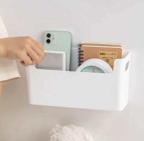 منظم جداري أنيق باللون الأبيض يُقدم حل لتنظيم مساح...