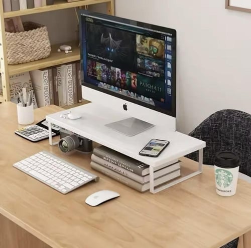 طاولة شاشة مكتبي أنيق وعملي. يتميز بسطح خشبي أنيق...