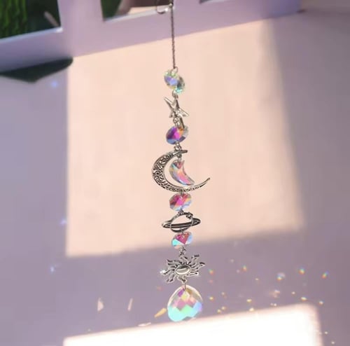 زينة معلقة، يتميز بسلسلة فضية رقيقة مزينة بخرز كري...