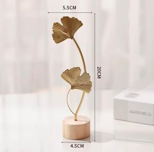 أوراق معدنية مزخرفة مثبتة على قواعد خشبية صغيرة، ت...