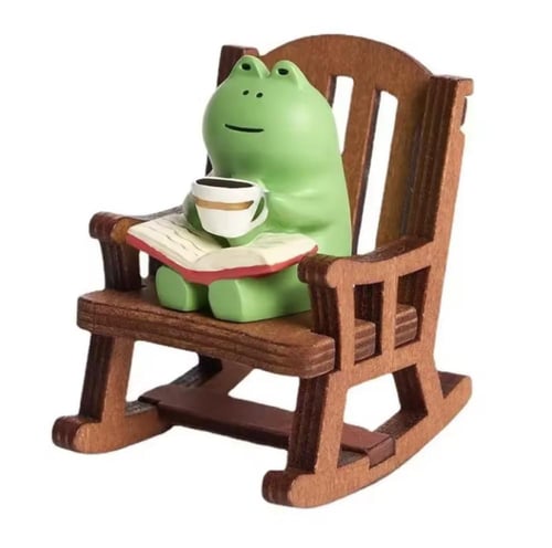 مجسم صغير مرح لضفدع أخضر على كرسي هزاز خشبي، مما ي...