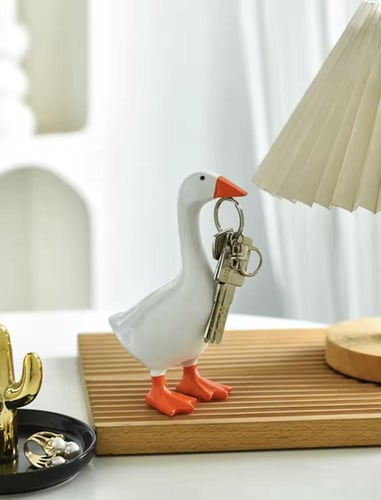 حامل مفاتيح أنيق على شكل أوزة. مصمم ليوضع بشكل مست...