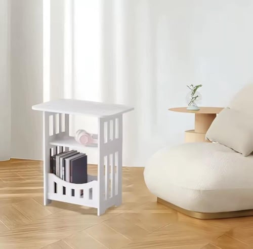 طاولة جانبية بيضاء بثلاثة أرفف بتصميم مفتوح. تتميز...