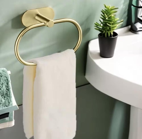 حلقة مناشف عصرية وأنيقة، مصممة خصيصًا للحمامات. تت...