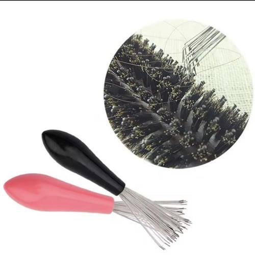 أداة تنظيف متخصصة لتنظيف فرش الشعر. يتميز بمقبض مر...