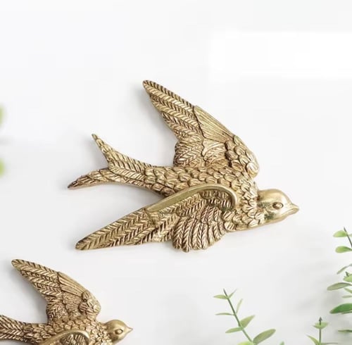 مجموعة من المعلقات الجدارية المزخرفة على شكل طيور...