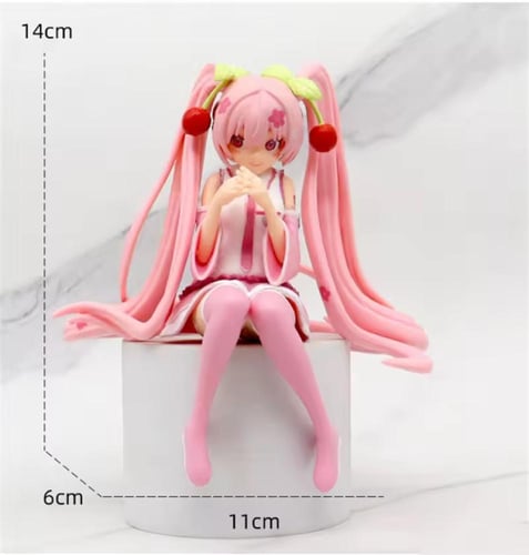 مجسم لشخصية أنمي بشعر وردي طويل مزين بأزهار الكرز.