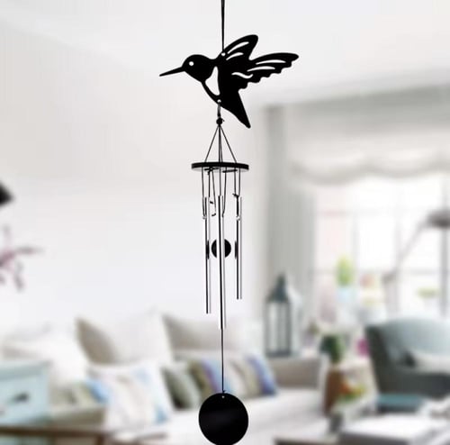 مجموعة من أجراس الرياح الزخرفية. يتميز كل جرس بتصم...