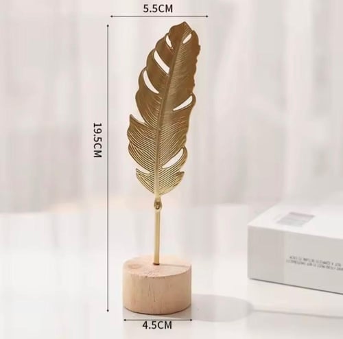 أوراق معدنية مزخرفة مثبتة على قواعد خشبية صغيرة، ت...