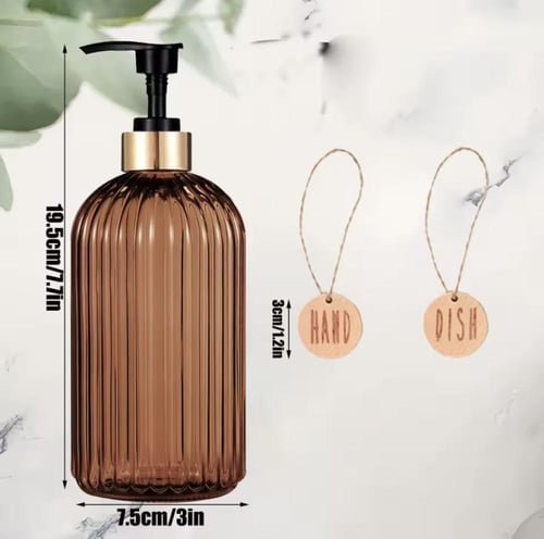 زجاجتين مضلعتين بلون العنبر، تتميز بمضخات سوداء، و...