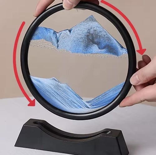 زينة رملية متحركة تُجسد منظر طبيعي. يتميز بإطار زج...