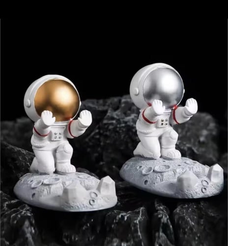 مجسم صغير مزخرف لرائد فضاء يتميز بوضعية رائد فضاء...
