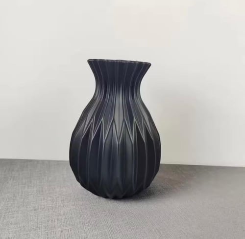 مزهرية عصرية بتصميم مضلع فريد مناسبة لعرض الزهور ا...