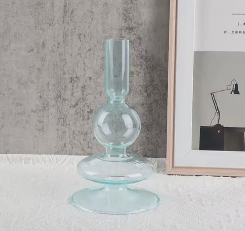 مجموعة من حاملات الشموع الأنيقة المصنوعة من الزجاج...