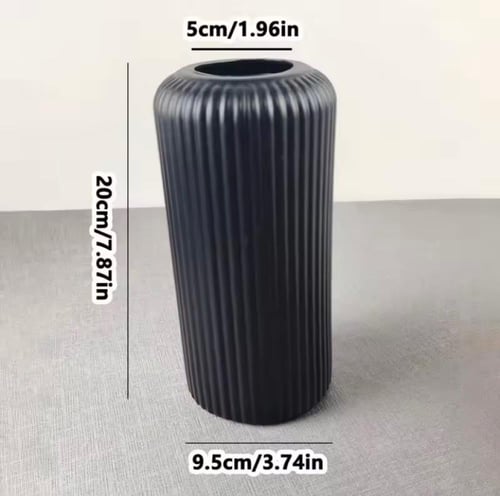 مزهرية بتصميم أنيق مع ضلوع عمودية، تُبرز جمالية عص...