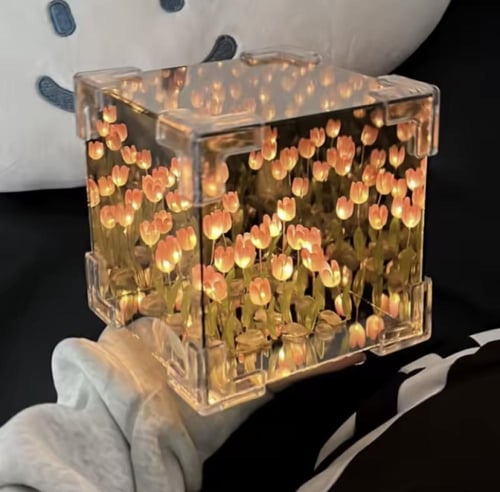 صندوق إضاءة LED مزخرف بصفوف من زهور التوليب المضيئ...