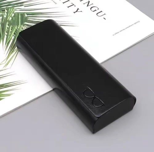 مجموعة من حافظات نظارات بسيطة ذات غلاف صلب. صُممت...