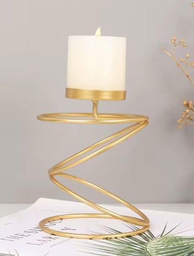 حامل شموع عصري. يتميز بتصميم حلزوني فريد مصنوع من...