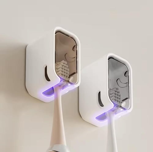 مجموعة من حاملات فرش الأسنان المثبتة على الحائط مع...