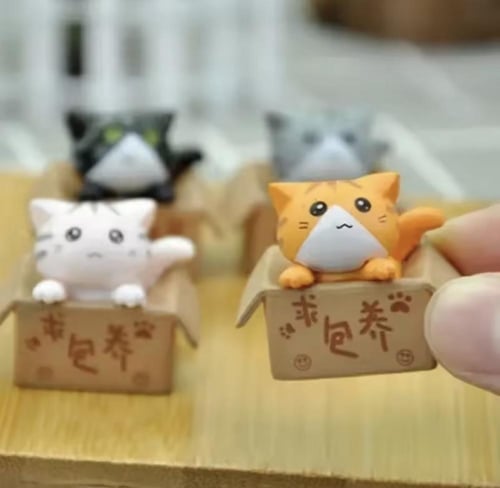 اربع مجسمات قطط صغيرة ولطيفة، يتميز تصميمها الكرتو...