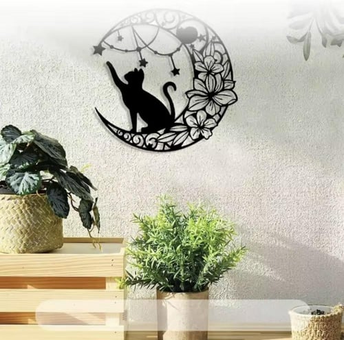 قطعة فنية جدارية معدنية سوداء تتميز بصورة ظلية لقط...