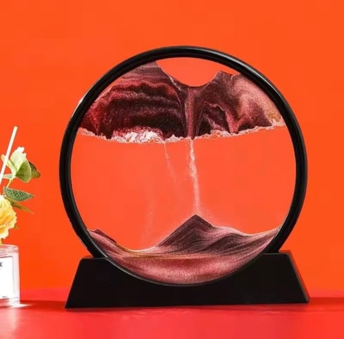 زينة رملية متحركة تُجسد منظر طبيعي. يتميز بإطار زج...