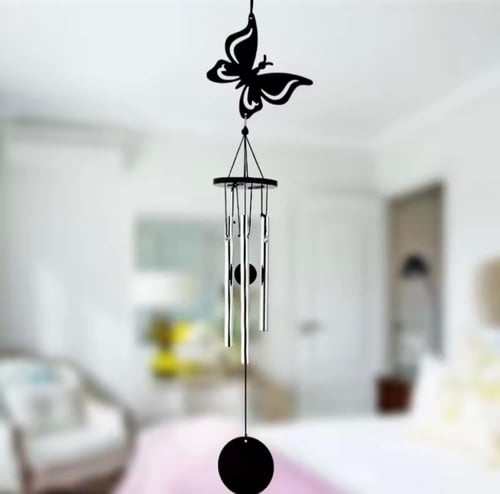 مجموعة من أجراس الرياح الزخرفية. يتميز كل جرس بتصم...