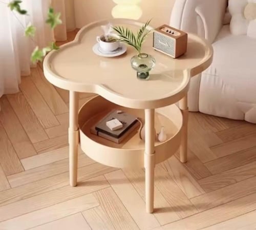 طاولة عصرية بتصميم بسيط. تتميز بلمسة نهائية بيضاء...