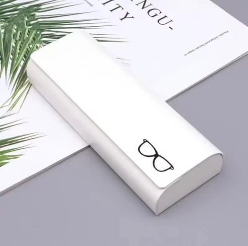 مجموعة من حافظات نظارات بسيطة ذات غلاف صلب. صُممت...