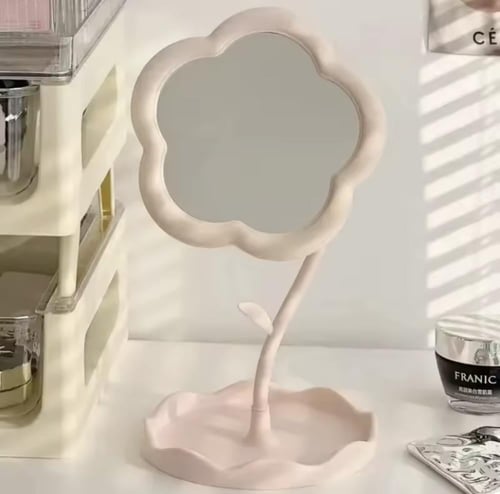 ثلاث مرايات قائمة بإطارات على شكل زهور بألوان البا...