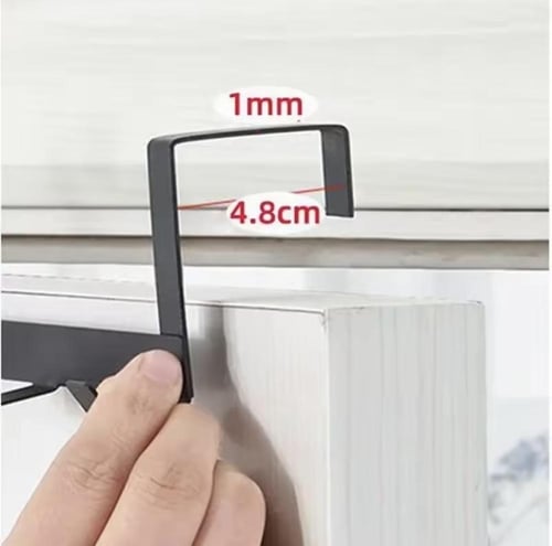 رفّ أنيق مُثبّت على الحائط بتصميم بسيط، مع خطافات...