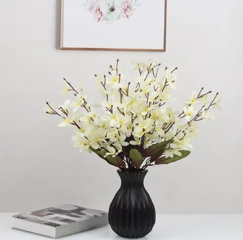 مزهرية عصرية بتصميم مضلع فريد مناسبة لعرض الزهور ا...