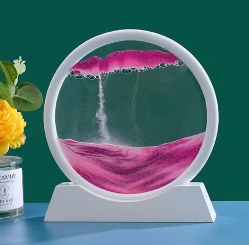 زينة رملية متحركة تُجسد منظر طبيعي. يتميز بإطار زج...