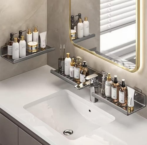 رف حمام يُثبّت على الحائط بفتحات مُصمّمة لتنظيم أغ...