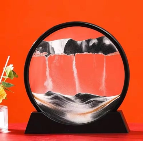 زينة رملية متحركة تُجسد منظر طبيعي. يتميز بإطار زج...