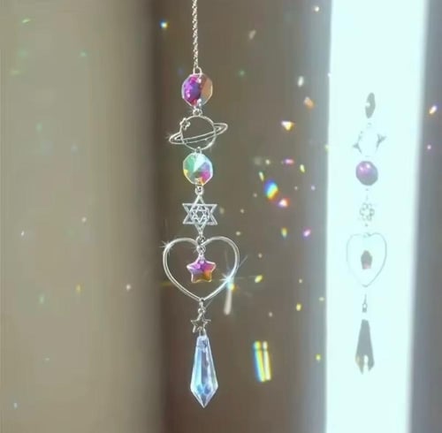 زينة معلقة، يتميز بسلسلة فضية رقيقة مزينة بخرز كري...