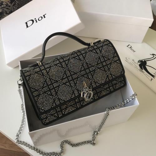 M. شنطة Dior