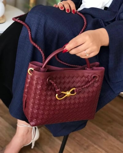 M. حقيبة كتف منسوجة طراز حديث